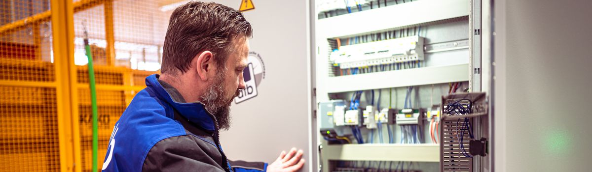 elektro monteur inbetriebnahme anlagensteuerung installation kabelwege